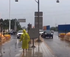 高速收费站路姐赤脚上阵	，冒雨疏散交通