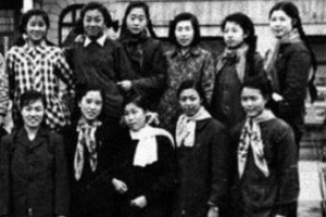 新中国成立时第一批空姐，共18人的合影照。