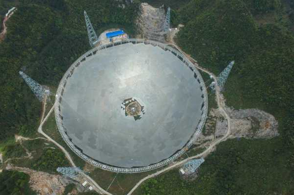 500米口径球面射电望远<em>镜</em>被誉为“中国天眼”