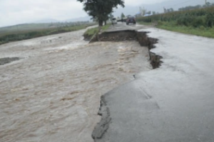 <em>水</em><em>毁</em>—暴雨、洪水造成<em>路基</em>等设施<em>的</em>损毁