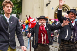 高度发达的德国，全民传承传统文化，爱穿民族服装游行狂欢