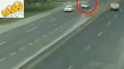 汽车超速发生事故视频