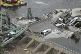 密西西比河大桥坍塌—反映了<em>一丝不苟</em>的意义