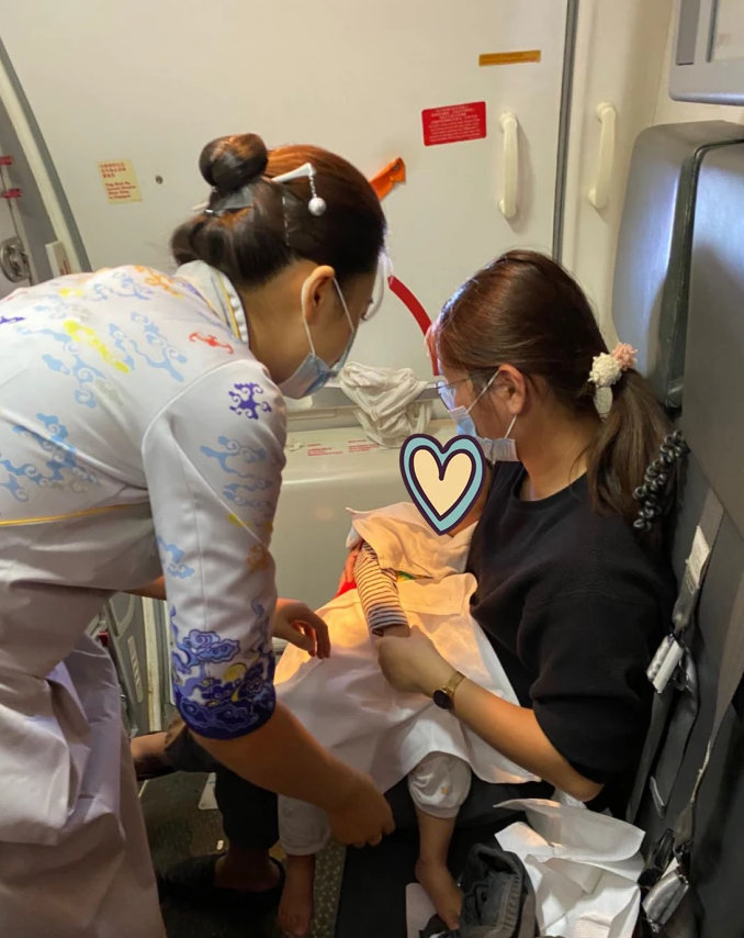 海南航空乘务员空中紧急施救 婴儿旅客转危为安