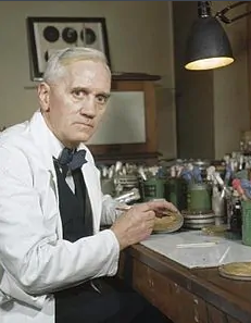 亚历山大•弗莱明——1928年首先发现了青霉素