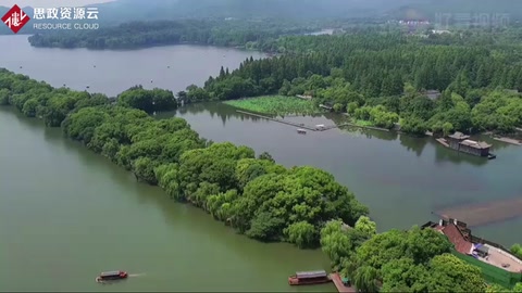 苏堤是<em>苏东坡</em>任杭州知州时，疏浚西湖，利用浚挖<em>的</em>淤泥构筑而成
