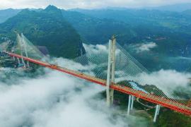 北盘江大桥运用了中跨纵移悬拼施工、“智能”混凝土等多项新技术