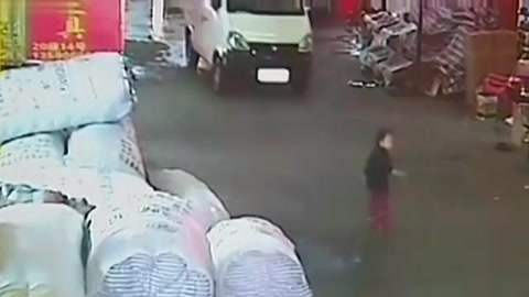 小悦悦事件真实录像，两岁女童被车碾压倒地，18位路人视而不见