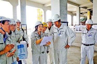 全国劳模、港<em>珠</em>澳大桥外海人工岛岛上建筑总建筑师冯颖慧：10000+张设计图纸托起“海上明珠”