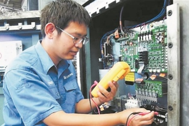 <em>梁</em>里<em>鹏</em>：矿山里的机电设备“医生”
